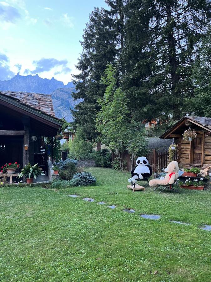 Chalet Blanc Coeur Sapin Courmayeur Extérieur photo