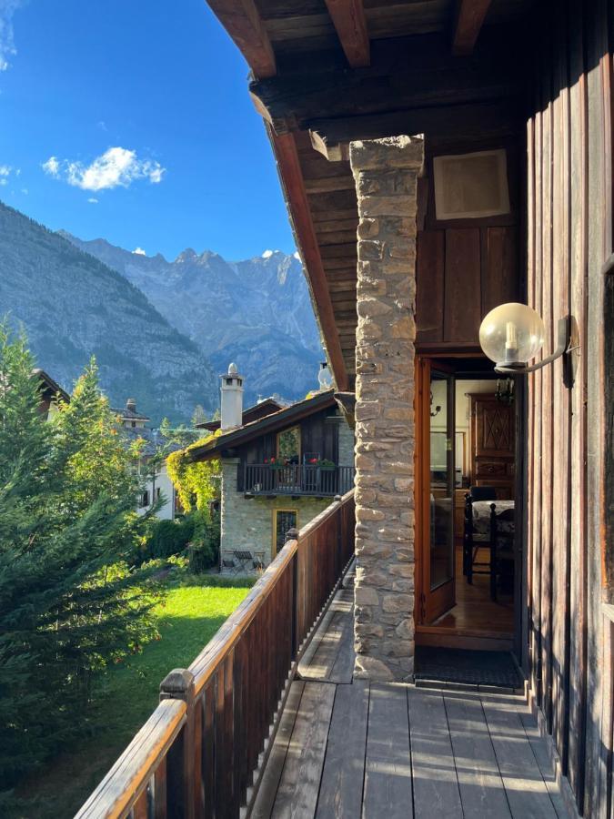 Chalet Blanc Coeur Sapin Courmayeur Extérieur photo