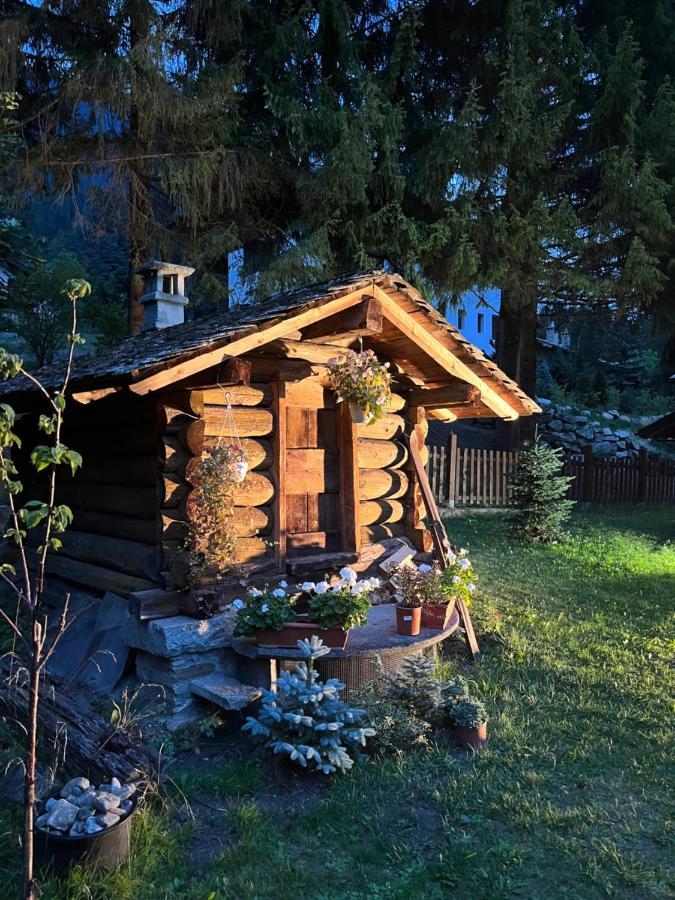 Chalet Blanc Coeur Sapin Courmayeur Extérieur photo
